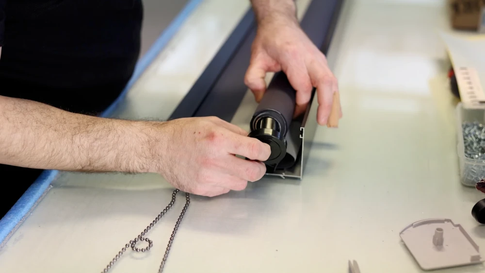 Assemblage van raamdecoratie in de productie